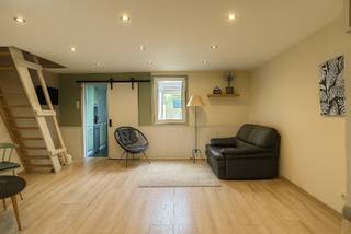 Welkom in de Theodule Cafijnstraat 25, waar deze volledig instapklare woning wacht op haar nieuwe eigenaar. Bij binnenkomst betreedt u een lichtrijke woonkamer met warme parketvloer, die meteen een gezellige sfeer oproept. Aansluitend bevindt zich de keuken, volledig vernieuwd en praktisch ingedeeld. Verder op het gelijkvloers vindt u de stijlvolle badkamer, afgewerkt met Italiaanse keramiek en een stevige stenen douchebak – een echte blikvanger.<br /><br />Met twee comfortabele slaapkamers boven en een gezellige tuin met pergola, biedt deze woning zowel binnen als buiten alles voor aangenaam wonen. Verwarming gebeurt via twee efficiënte heatpanels en een pelletkachel die de ruimtes snel op temperatuur brengt. De recente vernieuwingen – waaronder de keuken, badkamer, roofing en een boiler uit 2023 met garantie – maken dit pand volledig instapklaar.<br /><br />Momenteel is de woning verhuurd aan €815 per maand, waardoor u vanaf dag één geniet van rendement. Ook voor wie denkt aan een tweede verblijf of kortetermijnverhuur zoals Airbnb, biedt deze ligging en indeling heel wat potentieel.<br /><br /><em>Extra troef: bij de verkoop krijgt u de koelkast en de pergola in de tuin er gratis bij.</em><br /><br /><strong>Voor meer info en/of bezoek bel mij vandaag nog op 0472/50.08.58 - Mohamed <br />Vraagprijs: 209.000,- euro</strong>