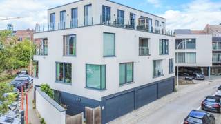 Een aangenaam, recent appartement in een kleine residentie met oa. 1 slaapkamer, een terras, garagestaanplaats en kelder welgelegen in het centrum van Halle (Vuurkruisenstraat)! Bestaande uit: Op de tweede verdieping: inkom, leefruimte/eetplaats (32.41m²) met open en volledig ingerichte keuken (kookplaat, dampkap, oven, vaatwasser, koelkast, verlek), apart toilet, berging (met aansluitingen WM + DK), slaapkamer (15.31m²), badkamer (inloopdouche, lavabo met meubel). Verder: aangenaam zuid gericht terras, kelder en garagestaanplaats.. Buitenschrijnwerk ALU dubbel glas - Individuele centrale verwarming op aardgas. EPC: 126 Kwh/m² - UC: 20240603-0003269936-RES-2 (label B). Bruto bewoonbare oppervlakte : +- 63m² - Lift in het gebouw! Gemeenschappelijke lasten : 75 euro / maand. Elektrische installatie conform tot 14/07/2037 ! Nutsvoorzieningen: aparte tellers water, gas en elektriciteit - Momenteel verhuurd - Stedenbouwkundige inlichtingen aangevraagd - Meer info op: www.vuurkruisenstraat14-2.01.be !!!