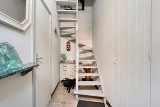 Deze gezellige woning met authentieke gevel genaamd Klein Vlaenderen, het voormalig koetshuis van Groot Vlaenderen, is fantastisch gelegen op wandelafstand van de markt. Een kleinschalige woning mét garage groot genoeg voor een normale stadswagen. Tevens een stevige constructie dankzij een totaalverbouwing in de jaren 60. <br /><br />Indeling als volgt; <br />Gelijkvloers: Inkomhal, garage<br />1ste verdieping: Living met eetplaats en keuken<br />2de verdieping: Slaapkamer met badkamer<br /><br />Elektriciteit conform. <br /><br />Kortom een stadswoning met garage op schitterende locatie ideaal als 2de verblijf, investering, gebruik van garage voor woning in nabijheid, enz... <br /><br />Contacteer Nathan voor een bezoek of meer informatie:<br />0471 49 45 39<br />nathan.peellaert@albert.immo