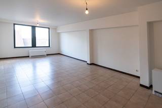 Ruim 2 slaapkamer-appartement (100m2+terras) op de derde verdieping gelegen op de Maastrichtersteenweg kort aan de Kleine Ring in Hasselt. De...