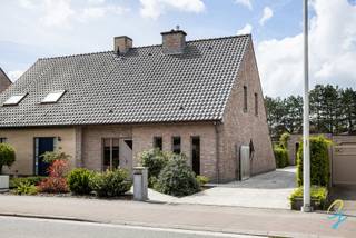 Te koop te Zele!<br />Bent u op zoek naar een verzorgde en instapklare woning met veel ruimte en comfort? Deze woning in de Langestraat te Zele heeft alles wat u nodig heeft!<br />Op het gelijkvloers werd de woning volledig gerenoveerd en geniet u van een ruime, lichtrijke leefruimte met gezellige gashaard – de ideale plek om tot rust te komen. Aansluitend bevindt zich een volledig geïnstalleerde open keuken, perfect voor wie houdt van koken en gezellig samenzijn. De praktische berging zorgt voor extra opslagruimte.<br />Daarnaast is er op het gelijkvloers een eerste badkamer aanwezig met inloopdouche, wat deze woning uitermate geschikt maakt voor zelfstandigen of voor wie nood heeft aan extra flexibiliteit.<br />Op de eerste verdieping vindt u drie volwaardige slaapkamers en een badkamer uitgerust met een ligbad, waar u heerlijk kan ontspannen.<br />De zolder biedt bijkomende stockageruimte.<br />Buiten wordt u verrast door een prachtig aangelegde tuin waar het aangenaam vertoeven is. De woning beschikt bovendien over een garage met automatische poort plaats voor 2 wagens en een ruime oprit met plaats voor maar liefst drie wagens. De oprit is afgesloten met een stijlvolle poort in padouk hout, wat zorgt voor extra privacy en veiligheid.<br />Gelegen op een vlotte locatie in Zele, combineert deze woning comfort, ruimte en praktische bereikbaarheid.<br />Interesse? Contacteer collega Bernhard 0476 022 089 of bernhard@cornelis-goeman.be voor een bezoek!