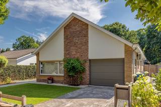 <p><span>De vermelde prijs is een richtprijs.</span></p><p><span>Ontdek jouw nieuwe thuis in het hart van Brasschaat! Deze instapklare en verrassend ruime (laagbouw)woning combineert comfort, licht en een slimme indeling ideaal voor gezinnen of wie droomt van gelijkvloers wonen met extra ruimte boven.</span></p><p><span>Bij het binnenkomen word je verwelkomd in een inkomhal die leidt naar een royale, lichtrijke leefruimte met aansluitende veranda (met airco!) dé plek om te ontspannen in elk seizoen. De open, volledig uitgeruste keuken biedt alles wat je nodig hebt om heerlijk te koken en te genieten.</span></p><p><span>Op het gelijkvloers vind je bovendien een badkamer met inloopdouche, ligbad en dubbele wastafel, een ruime garage met elektrische poort en wasvoorzieningen, én een multifunctionele kamer die perfect kan dienen als slaapkamer, dressing of bureau.</span></p><p><span>Boven wachten boven nog drie slaapkamers op jou, waaronder een royale master bedroom met airco en dressing, aangevuld met een praktische berging.</span></p><p><span>Ook buiten zit je goed: een verzorgde tuin met tuinhuis nodigt uit tot relaxen, terwijl de oprit vooraan zorgt voor extra parkeergemak.</span></p><p><span>Troeven:</span></p><ul><li><span>4 slaapkamers (waarvan 1 op het gelijkvloers)</span></li><li><span>Airco in leefruimte én master bedroom</span></li><li><span>Ruime leefruimte met veranda</span></li><li><span>Oprit en garage met elektrische poort</span></li><li><span>Instapklaar</span></li></ul><p><span>Mis deze kans niet! Ontdek deze veelzijdige woning en laat je verrassen. Contacteer ons snel voor jouw bezoekmoment.</span></p><p><span> </span></p><p><span>EXTRA: De vermelde prijs is een richtprijs. Deze methode geeft jou, als potentiële koper, de kans om op een transparante manier te bieden. Na ontvangst van deze biedingen zal de verkoper beslissen of hij/zij de eigendom verkoopt aan het hoogste bod, de richtprijs is aldus niet bindend voor de verkoper. </span></p>