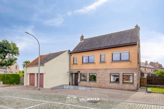 +++ OPTIE +++
VALIMMAS verkoopt in het dorp van Brussegem deze zeer ruime en verzorgde vrijstaande woning met tuin, grote garage en bijgebouwen...
Het gelijkvloers omvat een inkomhal, een toilet, een salon en eetkamer, een keuken, een berging, twee slaapkamers (of bureel), een badkamer, een ruime berging (± 26m²), een grote garage (± 95m²) met twee geautomatiseerde sectionaalpoorten, en een atelier (± 64m²).
De verdieping herbergt een overloop, een living met eetkamer (± 31m²) en toegang tot het zonneterras (± 16m²), een ingerichte keuken, een badkamer en twee slaapkamers.
De dakverdieping is thans deels afgewerkt als een ruime slaapkamer. De rest van de zolder kan desgewenst ook nog verder ingericht worden.
Er is tevens een kelder (± 9m²) beschikbaar.
De voortuin is betegeld met klinkers en kan dienst doen als autostandplaats.
De tuin achteraan bestaat uit een terras, een gazon met sierbeplanting rondom, en een moestuintje.
Dit betreft een zeer degelijke en solide constructie met alle nodige basiscomfort. De interieurs en comfortvoorzieningen dienen nog gemoderniseerd te worden. Energielabel D = momenteel geen renovatieverplichting.
Gelet op het grote beschikbare volume en de indeling is dit pand zeker ook geschikt als zorgwoning, als handelspand of als woonst met praktijkruimte vrij beroep (voor zover als nodig onder voorbehoud van het bekomen van de nodige vergunningen).
Mooi gelegen in de dorpskern van Brussegem (deelgemeente Merchtem). Prima Mobiscore = 7,3/10. Gemakkelijke verbindingen naar oa. Wemmel, Meise, Asse, Heyzel en Brussel, Ring 0, A12…