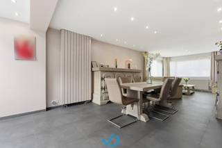 In De Hoge Voute, een uiterst rustige en gegeerde wijk nabij het centrum van Zillebeke, vinden we deze energiezuinige woning terug. Dankzij de gunstige ligging geniet je hier van een landelijk dorpsgevoel, terwijl winkels, scholen, openbaar vervoer en andere voorzieningen zich op slechts enkele minuten bevinden.<br /><br />We betreden de woning via de ruime inkomhal met gastentoilet. Van hieruit komen we in de lichtrijke leefruimte, waar ruimte en comfort centraal staan. De open, volledig uitgeruste keuken sluit naadloos aan op de gezellige leefruimte. In de uitbouw bevindt zich een praktische bureau, ideaal voor thuiswerk of studeerhoek. Naast de keuken is er een handige doorgang naar de ruime berging, met aansluitend de garage — perfect om boodschappen eenvoudig binnen te brengen en koel te bewaren.<br /><br />Op de eerste verdieping bevinden zich vier ruime slaapkamers, waarvan één met een extra berging. Daarnaast is er een moderne badkamer uitgerust met een dubbel lavabomeubel, inloopdouche en toilet. De woning beschikt bovendien over een ruime zolderverdieping, die perfect kan dienen als vijfde slaapkamer, bureau, ontspanningsruimte of hobbykamer. Buiten geniet je van een zuidgerichte tuin met een praktische buitenberging, ideaal om volop van zonnige dagen te genieten.<br /><br />De woning onderging reeds tal van grondige renovaties: een volledige aanbouw met nieuwe keuken (2015), nieuwe badkamer, ventilatiesysteem, driedubbele beglazing, airco in de keuken en op de zolderverdieping, een regenwaterput van 5.000 liter, waterverzachter, laadpaal en nog veel meer. Dit alles resulteert in een EPC-score B, wat deze woning bijzonder energiezuinig maakt.<br /><br />Ben je op zoek naar een energiezuinige woning in een uiterst rustige wijk van Zillebeke? Dan is dit jouw kans. Plan vandaag nog je afspraak in voor een bezoek. Tot dan!