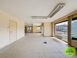 Ruim gelijkvloers appartement/kantoor op toplocatie in Nieuwpoort-BadOp wandelafstand van de Havengeul vindt u dit uitzonderlijk gelijkvloers pand...
