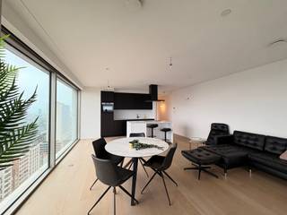Quares - Group TREVI presenteert:<br />Welkom in de iconische Antwerp Tower. Dit stijlvolle 2-slaapkamerappartement op de 16e verdieping biedt een fenomenaal uitzicht over de stad en combineert comfortabel wonen met een centrale toplocatie in het hart van Antwerpen.<br /><br />Dankzij de grote raampartijen geniet u dagelijks van een indrukwekkend panorama en een overvloed aan natuurlijk licht.<br /><br />Het appartement beschikt over twee slaapkamers en twee badkamers, waarvan één slaapkamer voorzien is van een ensuite badkamer. Daarnaast is er een apart toilet en een praktische berging aanwezig in het appartement. <br /><br />De open keuken vormt samen met de leefruimte één aangenaam geheel en is volledig uitgerust met alle nodige toestellen, waaronder een vaatwasser, oven en andere moderne keukenvoorzieningen. Vanuit de leefruimte heeft u toegang tot het ruime terras, waar u volop kunt genieten van extra buitenruimte. Op dezelfde verdieping kan je ook gebruikmaken van een aparte bergruimte.<br /><br />Een tweepersoonsbed in de master bedroom, barkrukken, een zetel, salontafel, ronde tafel met stoelen, tv-meubel en TV zijn alvast voorzien.<br /><br />Het appartement is volledig instapklaar en onmiddellijk beschikbaar.<br /><br />Het gebouw beschikt bovendien over een conciërgebalie, wat zorgt voor extra comfort, veiligheid en een professionele ontvangst van bewoners en bezoekers.<br /><br />Een ondergrondse parkeerplaats dient verplicht bijgehuurd te worden aan €150 per maand, zodat u steeds verzekerd bent van een vlotte parkeeroplossing in het stadscentrum.<br /><br />Maandelijkse vaste kosten: €150.