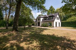 Ruime, zeer goed onderhouden villa in tijdloze stijl op een ruim en bosrijk perceel in Kapellen.<br /><br />We betreden de villa in de inkomhal met dubbele royale inkomdeur. Een glazen deur leidt naar de leefruimte. De leefruimte is ingedeeld in een gezellige zithoek met een liftdeurhaard (AMA, 2016) en een eetkamer met groot schuifraam naar het terras. Aansluitend komen we in de open keuken (VASCO, 2016) met MIELE combioven & AEG toestellen. Verder is er een schuifdeur naar de bijkeuken. <br /><br />Op het gelijkvloers is er een tweede inkom, hier bevindt zich via de overloop een gelijkvloers slaapkamer met open haard en een mooi zicht op de tuin. Verder vinden we een badkamer (2020) met bad, inloopdouche, dubbele lavabo en toilet. Naast de tweede inkom bevindt zich een apart toilet met handenwasser en de stookruimte. Er is ook toegang tot de ruime kelder. <br /><br />Ten slotte vinden we op het gelijkvloers een dubbele garage met mezzanine voorzien van automatische poort. <br /><br />Op de eerste verdieping is er via de overloop toegang tot twee ruime slaapkamers en een badkamer, voorzien van een bad, douche en dubbele lavabo. De bureauruimte op de overloop kan perfect omgevormd worden naar een extra vierde slaapkamer.<br /><br />De villa is gebouwd op een ruim en bosrijk perceel voorzien van een verwarmd zwembad, siervijver en een ruim terras.<br /><br />De opgegeven bewoonbare oppervlakte is gebaseerd op de bruikbare vloeroppervlakte vermeld in het EPC.<br /><br />Algemeen:<br />- Mogelijkheid tot gelijkvloers wonen.<br />- Ruime gezinswoning.<br />- Het perceel is volledig omheind met voldoende parkeerplaats vooraan.<br /><br />De villa is centraal gelegen in Kapellen. De centra van Heide-Kalmthout, Brasschaat en Gooreind zijn allen goed bereikbaar.<br />De oprit van de autosnelweg E19 bevindt in de nabijheid met een goede verbinding naar Antwerpen en Nederland.<br />Er zijn verschillende natuurgebieden op wandel- en fietsafstand.