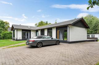 In de rustige wijk Den Drijhoek, op de grens met Schilde, vindt u deze verzorgde en instapklare laagbouwwoning. Dankzij de volledig...