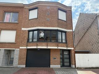 <h2>🏠 <strong>Moderne en ruime bel-étage woning te huur in het hart van Zaventem – met lift!</strong></h2>
<p>📍 <strong>Locatie:</strong> Zaventem – zeer centrale ligging<br />💶 <strong>Huurprijs:</strong> € 2.100 / maand<br />📅 <strong>Beschikbaar vanaf:</strong> 1 Oktober 2025<br />🔌 <strong>Alle verbruik is individueel</strong><br />🛗 <strong>Met personenlift – extra comfort!</strong></p>
<hr />
<h3><strong>Omschrijving van de woning</strong></h3>
<p>Bent u op zoek naar een comfortabele, moderne woning op een centrale locatie in Zaventem? Deze instapklare <strong>bel-étage woning met personenlift</strong> biedt alle ruimte en comfort die u zoekt, ideaal voor gezinnen of expats die centraal willen wonen met vlotte verbindingen.</p>
<p>Met drie slaapkamers, een lichtrijke leefruimte, ruime garage, én een tuin is dit een unieke kans op de huurmarkt van Zaventem.</p>
<hr />
<h3><strong>Indeling van de woning</strong></h3>
<p><strong>Gelijkvloers:</strong></p>
<ul>
<li>
<p>Inkomhal met plaats voor vestiaire</p>
</li>
<li>
<p>Zeer ruime garage</p>
</li>
<li>
<p>Berging en wasplaats</p>
</li>
<li>
<p>Toegang tot de gezellige achtertuin</p>
</li>
</ul>
<p><strong>Eerste verdieping:</strong></p>
<ul>
<li>
<p>Lichtrijke leefruimte met open keuken</p>
</li>
<li>
<p>Toegang tot het aangename terras</p>
</li>
<li>
<p>Aparte berging in de gang</p>
</li>
<li>
<p>Gastentoilet</p>
</li>
</ul>
<p><strong>Tweede verdieping:</strong></p>
<ul>
<li>
<p>3 slaapkamers, waarvan 1 met ingebouwde kasten</p>
</li>
<li>
<p>Badkamer met dubbele lavabo en inloopdouche</p>
</li>
<li>
<p>Apart toilet</p>
</li>
</ul>
<p><strong>Extra troef:</strong><br />✔ Volwaardige <strong>personenlift</strong> die alle verdiepingen verbindt – ideaal voor wie comfort en toegankelijkheid zoekt</p>
<hr />
<h3><strong>Pluspunten op een rij:</strong></h3>
<p>✅ Centrale ligging in Zaventem – vlakbij winkels, openbaar vervoer, invalswegen en luchthaven<br />✅ Privé-tuin en terras<br />✅ Garage en extra bergruimte<br />✅ Lift aanwezig<br />✅ Energiezuinige woning (details op aanvraag)<br />✅ Onmiddellijk beschikbaar <br />✅ Individuele tellers – u betaalt enkel uw eigen verbruik</p>
<hr />
<h3><strong>Interesse?</strong></h3>
<p>📞 Contacteer ons vandaag nog voor een bezoek of meer info 016 56 56 14.<br />Laat deze kans in het centrum van Zaventem niet voorbijgaan!</p>