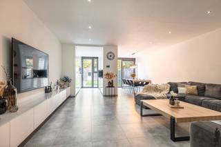 Recente en energiezuinige woning (ca. 253 m²) met 5 slaapkamers, 2 badkamers en groen uitzicht, gelegen in een rustige straat nabij het centrum...