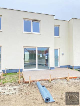 Welkom bij De Strandloper, een stijlvol en energiezuinig project op een toplocatie in Bredene!<br /><br /><span>Indeling van de woning:</span><strong> </strong><br /><strong>- Gelijkvloers:</strong> Tellerkast, ruime berging, lichtrijke en ruime living, terras, open keuken en gastentoilet.<br /><strong>- Op verdiep:</strong> nachthal, 3 slaapkamers, badkamer met lavabo en toilet.<br />Elke woning beschikt over een zuidgericht terras, ideaal om maximaal te genieten van zon en rust.<br />Elke woning beschikt over een parking vooraan het domein.<br /><br />Daarnaast wordt er sterk ingezet op energiezuinigheid en toekomstgericht wonen:<br />- Verwarming en koeling via lucht-lucht warmtepomp<br />- Energie-efficiënte technieken<br />- Fietsenstallingen voorzien op het domein<br /><br />De Strandloper biedt u de perfecte combinatie van rust, comfort en nabijheid van strand en natuur. Hier woont u in een aangename kustgemeente met vlotte bereikbaarheid en alle voorzieningen binnen handbereik.<br /><br /><strong>Bent u op zoek naar een eigentijdse vakantiewoning aan zee met doordachte indeling en zonnig terras?</strong><br />- De Strandloper in Bredene is een unieke kans.<br /><br />Neem vandaag nog contact op of plan een bezoek aan onze bemeubelde modelwoningen op Blekkaertstraat 50, Bredene aan Zee.<br />De Strandloper – Uw droom of investering aan zee - Verkoopkantoor ter plaatse op afspraak: info@yess-vastgoed.be / 050 33 59 03