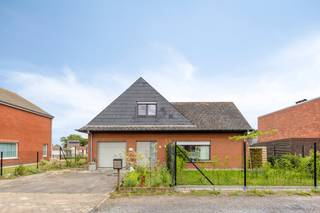 Cette maison individuelle pleine de potentiel est située sur un terrain de 931 m², qui surprend par une surface habitable de pas moins de 241 m². Grâce aux grandes pièces et aux halls spacieux qui relient facilement toutes les pièces, cet établissement constitue une excellente base pour ceux qui recherchent une maison entièrement personnalisée. La maison compte pas moins de cinq chambres complètes et deux salles de bains, réparties de manière pratique avec une à l'étage et une au rez-de-chaussée. L'une de ces salles de bains est actuellement encore en bon état, ce qui vous offre l'occasion idéale de la meubler entièrement selon vos goûts et votre confort. En outre, un certain nombre d'innovations cruciales ont déjà été réalisées ; grâce à de nouvelles menuiseries et à une pompe à chaleur air-air moderne, vous pouvez immédiatement démarrer votre projet de remise à niveau en économisant de l'énergie ici.L'atout absolu de cette propriété est sans aucun doute son grand jardin parfaitement orienté. Il borde directement les champs situés derrière lui, ce qui vous permet de profiter de magnifiques vues panoramiques et d'un sentiment d'intimité optimal en toute tranquillité.Ce bien est soumis à l'obligation de rénovation imposée par le gouvernement flamand pour les bâtiments résidentiels (sauf en cas de démolition dans les 5 ans suivant l'achat). Pour plus d'informations, veuillez consulter le site web de l'Agence flamande de l'Énergie et du Climat via https://www.vlaanderen.be/een-woning-kopen/renovatieverplichting-voor-residentiele-gebouwenRegistre des mesures: non