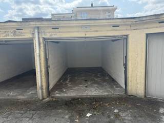 Immo Pické vous propose ce garage fermé situé sur l'Avenue du Domaine à Forest. L'entrée de ce garage idéalement situé est sécurisée par une...