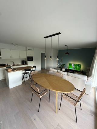Op zoek naar comfortabel wonen in een rustige en aangename omgeving? Dit verzorgd gelijkvloers appartement in Gentbrugge biedt alle comfort voor wie ruimte, licht en een praktische indeling weet te waarderen. <br /><br />Gelegen in Gentbrugge met een vlotte verbinding naar het centrum van Gent, openbaar vervoer, winkels, scholen en belangrijke invalswegen. <br /><br />Het appartement beschikt over een ruime en lichtrijke <strong>woonkamer </strong>met open ingerichte <strong>keuken</strong>, ideaal voor gezellige momenten met familie of vrienden. Verder zijn er <strong>twee </strong>volwaardige <strong>slaapkamers</strong>, een <strong>badkamer </strong>en een handige <strong>berging</strong>. <br /><br />Een absolute troef is de privatieve <strong>tuin met terras</strong>, waar u in alle rust kunt genieten van het buitenleven. Daarnaast beschikt het appartement over een <strong>ondergrondse autostaanplaats.</strong> <br /><br />Huurprijs € 1.050 + € 80 AO per maand. <br />Beschikbaar vanaf 1 september 2026. <br /><br />EPC 111 kWh/m² - B. <br /><br />Interesse in dit appartement? Neem gerust contact op voor meer informatie of een bezoek ter plaatse. <br />