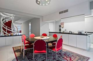 <p><span><span>In een uiterst verzorgd gebouw bevindt zich dit stijlvol duplexappartement op de 7de en 8ste verdieping, met een schitterend panoramisch uitzicht en uitzonderlijk wooncomfort. Met zijn royale leefruimtes, veel lichtinval en de mogelijkheid tot het creëren van een dakterras van ca. 40 m², is dit een bijzonder aantrekkelijke woonst.</span></span></p><p><span><span>De inkomhal met ingebouwde vestiaire leidt naar de lichtrijke leefruimte van ca. 60 m² met moderne gashaard en toegang tot een terras. Aansluitend vind je de volledig uitgeruste keuken met praktische berging en een gezellige ontbijthoek.</span></span></p><p><span><span>Het slaapgedeelte, bereikbaar via een elegante trap, omvat een ruime nachthal met ingemaakte kasten, een aparte wasruimte, een extra douchekamer en twee kinderkamers. De royale master bedroom beschikt over een dressing, een luxe badkamer en toegang tot een tweede terras met prachtig uitzicht.</span></span></p><p>EPC: label C – certificaatnummer 20250516-0003598269-RES-1.</p><p><span><strong>Troeven:</strong></span></p><ul><li><span><span>Panoramisch uitzicht</span></span></li><li><span><span>Twee terrassen + mogelijkheid tot extra dakterras</span></span></li><li><span><span>Royale leefruimte met gashaard</span></span></li><li><span><span>Grote master bedroom met dressing en luxe badkamer</span></span></li><li><span><span>Veel ingebouwde kasten en opbergruimte</span></span></li><li><span><span>Volledige airconditioning</span></span></li></ul><p><span><span>Dit appartement combineert ruimte, licht en comfort op een uitzonderlijke locatie.</span></span></p><p><span><span> </span></span></p><p><span><span>Geïnteresseerd? Contacteer Michael@vastpuntgoed.be of 03 326 95 40.  </span></span></p><p><span><span> </span></span></p>