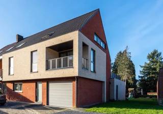 Ruime, gerenoveerde duplex te koop in Genk - instapklaarBen je op zoek naar een energiezuinige en moderne woning met ruimte, comfort en een...