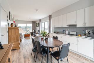 Deze ruime assistentiewoning met 2 slaapkamers en terras in een recente residentie "De Zilvertorens" is een mooie opportuniteit als investering...