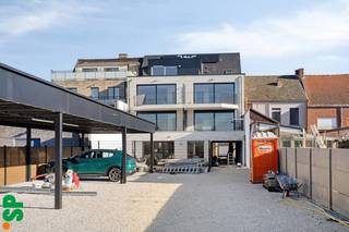 Appartement (2e verdieping) in residentie "GREENLOGEN".<br /><br />Indeling appartement: inkomhall, apart toilet, 2 slaapkamers, badkamer, wasplaats / berging, woonkamer met open keuken en aansluitend terras.<br /><br />Het appartement wordt luxueus uitgerust. Bovendien wordt er volledig op maat van de kopers afgewerkt. <br /><br />Autostandplaatsen en private bergingen zijn gelegen achter het gebouw: deze zijn apart aan te kopen. Ook is er een lift voorzien.<br /><br />De appartementen van "GREENLOGEN" worden gebouwd met groene / ecologisch verantwoorde materialen én volgens de BEN - norm (E-peil lager dan 30). Om aan de BEN-norm te voldoen zullen alle appartementen voorzien worden van de meest moderne, milieuvriendelijke technieken (verwarming met warmtepompsysteem, zonnepanelen, vloerverwarming, ventilatie type D, enz...).<br /><br />Centrale locatie op wandelafstand van het centrum en met een vlotte verbinding naar de in/uitvalswegen.<br /><br />Verkoop onder B.T.W. - stelsel. Ook kan het 6% btw-tarief toegepast worden. <br /><br />Zowel erg interessant voor starters als voor investeerders.<br /><br />Nog vragen? Neem dan zeker contact op met Immo S|P te Geel op 014/59 10 20 of via info@immosp.be.