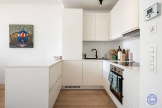 <p><span>Instapklaar en energiezuinig appartement nabij Park Spoor Noord</span></p><p><span>Op zoek naar een comfortabel appartement met twee slaapkamers en een terras, vlak bij het groen en het stadsleven? Dit verzorgde appartement aan de Tulpstraat 61 combineert een lichte leefruimte met een hedendaagse afwerking en een praktische indeling. Het maakt deel uit van een kleinschalig gebouw dat in 2020 volledig werd gerenoveerd. Met EPC-label A, een conforme elektrische installatie en Park Spoor Noord om de hoek beschikt u hier over een aangename thuis op een uitstekend bereikbare locatie.</span></p><p><span> </span></p><p><span>Indeling</span></p><p><span>De lichtrijke leefruimte is afgewerkt met een warme parketvloer en biedt plaats voor een gezellige zit- en eethoek. De open keuken sluit hier mooi op aan en werd recent uitgebreid met een keukeneiland en een nieuw natuurstenen werkblad. Dat zorgt voor extra werk- en opbergruimte en maakt samen koken en bijpraten nog aangenamer. De keuken is uitgerust met een koelkast, diepvries, vaatwasser, inductie kookplaat, dampkap en spoelbak. Het appartement beschikt over twee volwaardige slaapkamers van circa 15 m² en 10 m². Beide kamers bieden voldoende ruimte voor een comfortabele slaapkamerinrichting. De moderne badkamer is ingericht met een inloopdouche voorzien van verschillende functies waaronder massage, een lavabomeubel met spiegel en een handdoekwarmer. Het toilet is afzonderlijk. Daarnaast is er een ruime, praktische berging met aansluitingen voor een wasmachine en droogkast. Een privatieve kelderberging biedt extra opbergruimte.</span></p><p><span> </span></p><p><span>Belangrijkste troeven</span></p><ul><li><span>Lichtrijke leefruimte met parketvloer.</span></li><li><span>Open keuken met keukeneiland en natuurstenen werkblad.</span></li><li><span>Twee slaapkamers van circa 15 m² en 10 m².</span></li><li><span>Ruim terras achteraan het appartement.</span></li><li><span>Moderne badkamer en afzonderlijk toilet.</span></li><li><span>Ruime berging met aansluitingen voor wasmachine en droogkast.</span></li><li><span>Privatieve kelderberging inbegrepen.</span></li><li><span>Fietsenstalling op het gelijkvloers.</span></li><li><span>EPC-label A.</span></li><li><span>Conforme elektrische installatie.</span></li><li><span>Kleinschalig gebouw, volledig gerenoveerd in 2020.</span></li></ul><p><span> </span></p><p><span>Verkoopprocedure</span></p><p><span>Kijkdag: 3 oktober tussen 10h00 en 13h00</span></p><p><span>De instelprijs voor biedingen bedraagt € 275.000.</span></p><p><span>Geïnteresseerde kandidaten krijgen na de kijkdag de mogelijkheid om een bod onder gesloten omslag uit te brengen. De verkoper behoudt zich het recht voor om ieder uitgebracht bod vrij en weloverwogen te beoordelen. Alle kandidaten worden uiterlijk vijf dagen na de kijkdag geïnformeerd over de beslissing of het verdere verloop van de verkoopprocedure.</span></p><p><span> </span></p><p><span>Algemene informatie</span></p><p><span>De gemeenschappelijke kosten bedragen circa € 130 per maand. Deze omvatten onder meer de blokpolis, de syndicus en het elektriciteitsverbruik van de gemeenschappelijke delen.</span></p><p><span>Het appartement beschikt over privatieve digitale meters voor water, gas en elektriciteit.</span></p><ul><li><span>EPC: label A.</span></li><li><span>Elektrische keuring: conform.</span></li><li><span>Asbestattest: in aanvraag.</span></li></ul><p><span> </span></p><p><span>Het gebouw</span></p><p><span>Het kleinschalige appartementsgebouw onderging in 2020 een totaalrenovatie. Het bestaat uit een kelderverdieping, een gelijkvloers en vier bovenverdiepingen, met telkens één appartement per woonniveau.</span></p><p><span>Op het gelijkvloers bevindt zich een fietsenstalling. Het appartement beschikt over een privatieve kelderberging en een videofoon. Er is geen lift aanwezig.</span></p><p><span> </span></p><p><span>Ligging</span></p><p><span>Het appartement bevindt zich aan de Tulpstraat 61 in Antwerpen, op wandelafstand van Park Spoor Noord. Even wandelen, sporten of ontspannen in het groen kan hier vlak bij huis.</span></p><p><span>Tegelijk woont u centraal, met winkels, dagelijkse voorzieningen en openbaar vervoer in de nabije omgeving. Ook de belangrijke invalswegen zijn vlot bereikbaar.</span></p><p><span>Met een Mobiscore van 9,6/10 is dit een praktische uitvalsbasis voor wie graag in de stad woont en zich makkelijk wil verplaatsen.</span></p><p><span> </span></p><p><span>De informatie in deze prospectus is louter informatief. Kandidaat-kopers dienen zelf de nodige informatie in te winnen, te controleren en te interpreteren.</span></p><p><span> </span></p><p><span> </span></p>