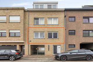 Lichtrijk appartement dat zich bevindt in een kleinschalig gebouw op de 1ste verdieping (geen lift). Het appartement bestaat uit een inkomhal, de leefruimte met halfopen keuken (alle toestellen aanwezig), een badkamer met bad en douche, een apart toilet en 2 volwaardige slaapkamers. Op het gelijkvloers is er een handige bergruimte met aansluiting voor was en droogmachine. De garage is optioneel aan te kopen aan €25.000 en geeft toegang tot een stukje privétuin. Het appartement is zeer rustig gelegen doch op wandelafstand van het centrum van Merchtem. Het appartement wordt momenteel verhuurd aan €810. Wenst u meer informatie of een bezoek? Stuur gerust een mail naar Louis@immoaccenta.be