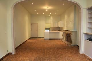 Volledig gerenoveerd appartement gelegen in winkel wandelstraat nabij Grote Markt bestaande uit living van45 m² in parketvloer, open keuken,...