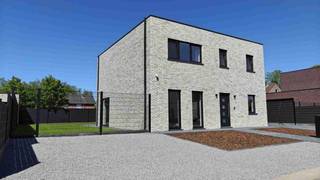 ID 7694259: Instapklare,vrijstaande nieuwbouwwoning (200m²!) met aparte garage. Gelegen in rustige verkaveling nabij winkelcentrum,scholen, openbaar vervoer (incl.treinstation) , de charmante jachthaven en groene fiets-en wandelgebieden. Wordt volledig met hoogwaardige materlialen afgewerkt én op korte termijn opgeleverd. Bovendien unieke mogelijkheid om aan te kopen onder 2% registratierechten (onder voorwaarden) ipv 21% BTW. Voor snelle beslissers. Tel voor info, uw makelaar van Leopoldsburg Yannick Martinet 011/76 76 76