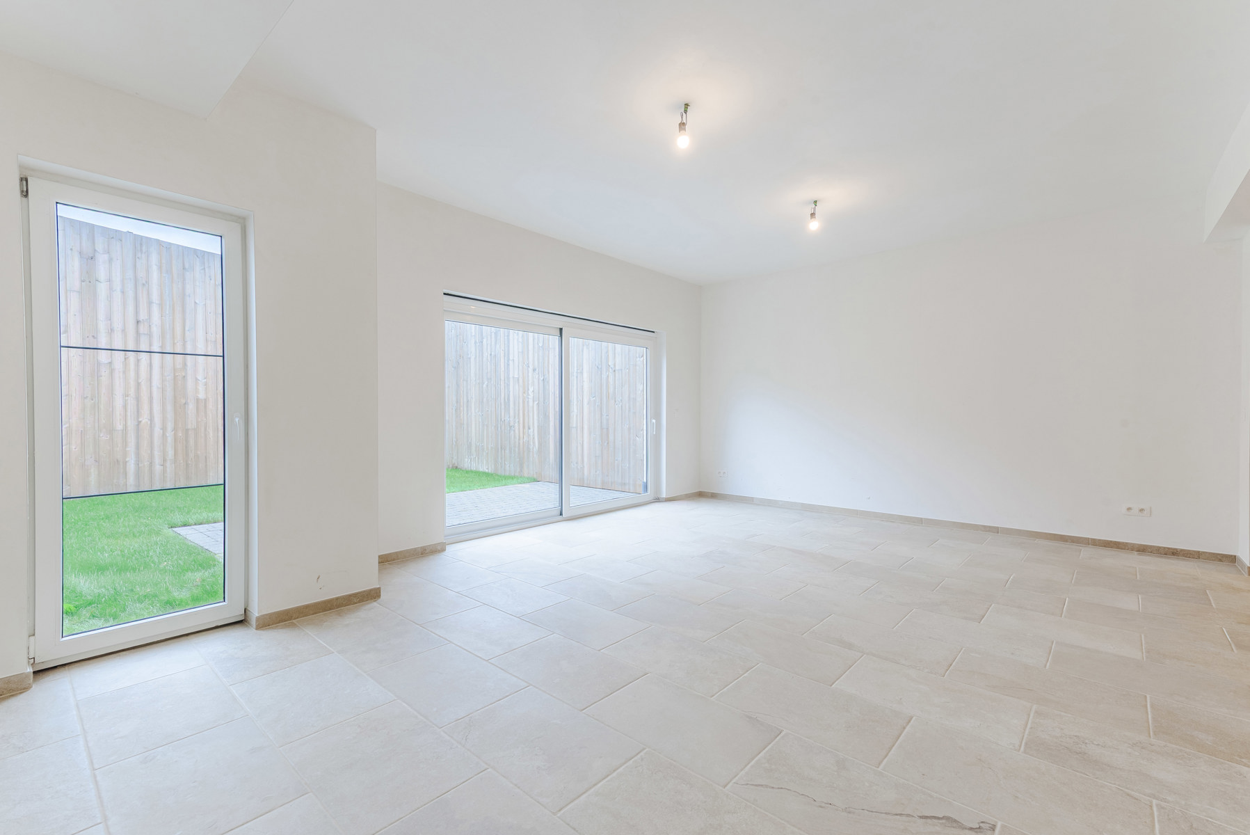 Centraal gelijkvloers 1-slpk app met tuinterras en garage - foto 4