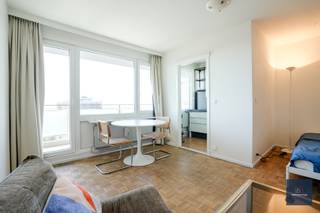 Deze aangename studio is gelegen op de 17de verdieping van de verzorgde residentie “Ter Leie” en biedt een uitzonderlijk open en rustgevend uitzicht over het groene landschap rond Gent. Vanuit de studio kijkt u uit op onder meer de Blaarmeersen en Drongen, wat zorgt voor een gevoel van ruimte en licht, ver weg van de drukte maar toch vlakbij het stadscentrum.<br /><br />Bij het binnenkomen wordt u verwelkomd in een praktische inkomhal die toegang biedt tot de verschillende ruimtes. De badkamer is functioneel ingericht en voorzien van een lavabo en een douche.<br /><br />De leefruimte vormt het hart van de studio en is bijzonder lichtrijk dankzij de grote raampartijen. Hier geniet u de hele dag door van natuurlijk licht en een prachtig panoramisch zicht. De ruimte biedt voldoende plaats voor zowel een comfortabele zithoek als een slaapgedeelte, waardoor u de studio volledig naar eigen wens kan inrichten.<br /><br />Aansluitend bevindt zich de gesloten, volledig ingerichte keuken. Deze is praktisch opgevat en beschikt over alle nodige voorzieningen om comfortabel te koken, terwijl ze toch mooi afgescheiden blijft van de leefruimte.<br /><br />Dankzij de hoge ligging geniet u niet alleen van een fenomenaal uitzicht, maar ook van extra rust en privacy. De residentie is goed onderhouden en biedt een aangename woonomgeving.<br /><br />Deze studio is ideaal als eerste woonst, investering of pied-à-terre in Gent, met een vlotte verbinding naar het centrum en de belangrijkste invalswegen.
