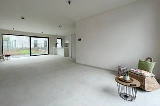 *** OPENDEUR OP 22/11/2025 VAN 10U TOT 12U ***Deze nieuwbouwwoning combineert hedendaags wooncomfort met een vooruitstrevende energie-efficiëntie...