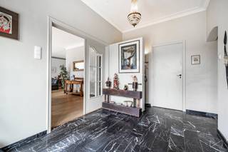 <p><b>Overijse Centrum</b><span> </span>– Ontdek deze instapklare, vrijstaande villa met karakter, gelegen op een unieke en rustige toplocatie in het centrum van Overijse. Deze lichtrijke woning combineert comfort, privacy en een uitzonderlijke ligging op een zuidgericht perceel van<span> </span><b>2.402 m²</b>, hoger gelegen met een panoramisch uitzicht van oost naar west over de vallei. Dankzij de volledige afwezigheid van inkijk geniet u in alle rust van een groene omgeving, terwijl u zich op een gegeerde locatie aan de groene rand van Brussel bevindt, met een uitstekende bereikbaarheid en tal van mogelijkheden. Met een bewoonbare oppervlakte van ca.<span> </span><b>200 m²</b><span> </span>is de woning als volgt ingedeeld: <b>Gelijkvloers:</b><span> </span>ruime inkomhal (ca. 11 m²) met vestiaire en gastentoilet, lichtrijke woon- en eetkamer (ca. 49 m²) met open haard en een aparte bureelhoek. Zowel de leefruimte als de bureelhoek geven rechtstreeks uit op de terrassen en de prachtig aangelegde tuin. De volledig ingerichte keuken (ca. 11 m²) biedt eveneens directe toegang tot de buitenruimte. Verder beschikt de woning over vier slaapkamers van respectievelijk ca. 12 m², 9 m², 12 m² en 10 m², evenals een douchekamer van ca. 6 m². Rondom de woning bevinden zich meerdere zonnige terrassen, afgewerkt met stijlvolle natuursteen (schist). Het overdekte terras van ca.<span> </span><b>20 m²</b><span> </span>is de ideale plek om te genieten van gezellige barbecues of om op warme dagen heerlijk in de schaduw te ontspannen. Via een uitschuifbare trap bereikt u de ruime zolder van ca.<span> </span><b>160 m²</b>, ideaal als bergruimte en, mits de nodige vergunningen, met potentieel voor verdere inrichting. Daarnaast beschikt de woning over een dubbele garage van ca.<span> </span><b>46 m²</b><span> </span>en verschillende kelders met een totale oppervlakte van ca.<span> </span><b>22 m²</b>. De fraai aangelegde, volledig privative tuin vormt zonder twijfel een van de grootste troeven van dit eigendom. Hier geniet u in alle rust van een uitzonderlijk panoramisch uitzicht over de omliggende velden. Twee tuinhuizen bieden bovendien extra opslagruimte. <b>Extra informatie:</b><span> </span>EPC:<span> </span><b>D</b><span> </span>– 346 kWh/m²/jaar. Meer informatie of een bezoek? Contacteer<span> </span><b>WE INVEST OVERIJSE</b><span> </span>op<span> </span><b>02/455.20.35</b><span> </span>of via<span> </span><b>overijse@weinvest.be</b>. <i>Niet-contractuele advertentie, onder voorbehoud van wijzigingen. Oppervlaktes zijn indicatief.</i></p>