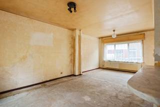 <p>Op zoek naar een ruime gezinswoning met karakter én potentieel?</p>
<p>Deze te renoveren woning aan Frans Stienletlaan 30, Wilrijk biedt alles wat je nodig hebt! Een volledig renovatiepand waar je alle keuzes zelf maakt: van vloeren tot badkamer, hier bepaal jij het helemaal.</p>
<p>Ben jij een renovatie-expert of heb je gewoon een geweldig gevoel voor stijl? Begin alvast met je moodboard, want hier kun je je creativiteit volledig de vrije loop laten.</p>
<p>De ligging? Absoluut top!<br />Welkom in het bruisende hart van het Valaar. De woning ligt in een rustige woonwijk, pal aan scholen, winkels en openbaar vervoer, met vlotte verbinding naar de A12 en E19. Ideaal voor jonge gezinnen die comfort, groen en bereikbaarheid willen combineren.</p>
<p>Deze hotspot voor jonge gezinnen heeft voor ieder wat wils. Waar wacht je nog op? Deze kans mag je niet laten schieten!</p>
<p>Gvg, Gvv, Wg, Vkr, Gmo, geen overstromingsgevoelig gebied</p>
<p>Dit pand is onderworpen aan de renovatieverplichting van de Vlaamse overheid voor residentiële gebouwen.<br />https://www.vlaanderen.be/een-huis-of-appartement-kopen/renovatieverplichting-voor-residentiele-gebouwen<br /><br />Alle attesten zijn te vinden op www.jamar.immo.</p>
<p>Ben je klaar om van deze woning je eigen thuis te maken? Contacteer ons snel voor een bezoek!<br /><br />Wg, Gvg, Gvv, Gvkr, Gmo, geen overstromingsgevoleig geboed, geen WORG</p>