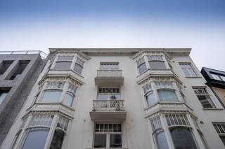 Indeling: 1e verdieping: - ruime inkomhal met gastentoilet - woonkamer met open keuken voorzien van koelkast met diepvriesvak, dubbele...