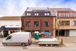 Dit ruim duplexappartement van 104 m² vinden we terug in een kleinschalige residentie nabij het centrum van Sleidinge.Het appartement is in...