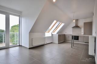 Contacteer Céline voor een afspraak, gsm 0472 35 92 86.<br />Dit lichtrijk appartement met zuid gericht balkon bestaat uit een inkomhal, toilet, leefruimte met open geïnstalleerde keuken, nachthall, badkamer en 2 slaapkamers. Balkon met mooi uitzicht!<br />Kelderberging inbegrepen.<br />Mogelijkheid tot bijhuren parkeerplaats: 30 euro/maand.<br />Gemeenschappelijke kosten: 35,2euro/maand.<br />Vrij vanaf 1 juli 2026. Interesse? Contacteer Immo Roman gsm 0472 35 92 86.