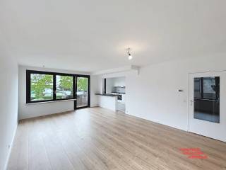 Dit prachtige duplex appartement bevindt zich in de gegeerde wijk Kristus Koning te Brugge. Met een bewoonbare oppervlakte van 97 m² biedt het ruime en lichtrijke leefruimtes. Het gebouw dateert uit 1975 maar werd in 2025 volledig vernieuwd. <br />Het appartement beschikt over drie comfortabele slaapkamers en een volledig uitgeruste badkamer met inloopdouche, lavabomeubel, hang wc en aansluiting voor een wasmachine. <br />De ligging is uitstekend: nabij gelegen winkels en het Brugse water zorgen voor zowel praktische als recreatieve mogelijkheden. Bovendien is de mobiliteit in deze wijk zeer goed, met vlotte verbindingen naar het centrum van Brugge en andere belangrijke locaties. <br /><br />Bij dit appartement een garagebox aangekocht te worden van 30.000 €.<br /><br />Troeven :<br /><br />* goedgekeurde elektriciteit<br />* EPC : Label C 299 kWh ( m2/ jaar )<br />* nieuwe keuken en badkamer<br />* ideale uitvalsbasis<br />* nabijheid van winkels en horeca<br /><br />Voor info bel : 050/333976 - 0476/270379 (buiten kantooruren )