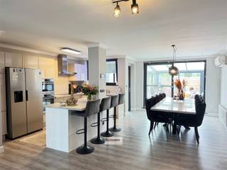Instapklare woning gelegen in een rustige woonwijk nabij winkels, scholen en openbaar vervoer. Deze gezinswoning werd volledig gerenoveerd in 2021 en...