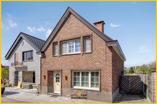 Immo Van Middelem verkoopt deze te renoveren charmante open bebouwing van +/- 110 m2 met 2 slaapkamers, terras en aangename tuin op een perceel...