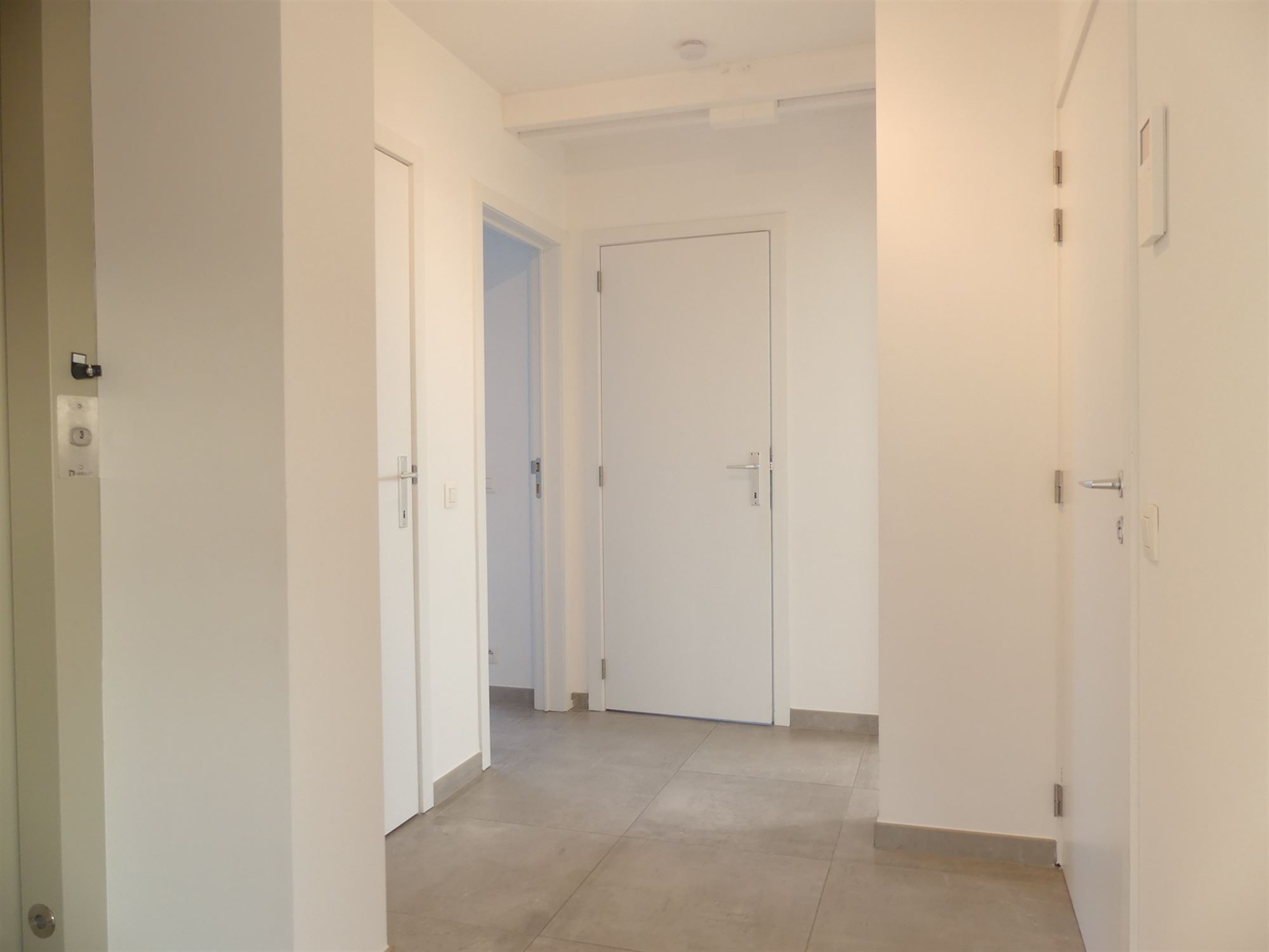 Lichtrijk dakappartement met 2 slaapkamers - foto 3