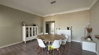 <p><span>De verkoop gebeurt via een </span><span>kijkmoment</span><span>. De vermelde </span><span>startprijs van 190.000</span><span> dient als </span><span>richtprijs</span><span>. </span><span>Biedingen kunnen worden uitgebracht vanaf deze prijs</span><span>.<br />Er ontstaat </span><span>pas een verkoop na de uitdrukkelijke en schriftelijke aanvaarding van een bod door de verkoper</span><span>, die vrij is om elk bod te aanvaarden of te weigeren. </span></p><p><span>Dit charmante appartement in Wilrijk biedt een ideale mix van comfort en stijl. Met een bewoonbare oppervlakte van 84 m² is deze woning perfect voor starters of koppels. De ruimtelijke indeling omvat twee ruime slaapkamers, een modern uitgeruste badkamer, en een geraffineerde leefruimte die uitnodigt tot ontspanning.</span></p><p><span>De open eetkamer en woonkamer worden verlicht door grote ramen die een overvloed aan natuurlijk licht binnenlaten, wat zorgt voor een uitnodigende sfeer. De keuken is functioneel en eigentijds ingericht, voorzien van moderne toestellen en voldoende opbergruimte.</span></p><p><span>Voorzien van zonnig terras met bergkast,</span></p><p><span>Verder zijn er ook 2 ruime kelders privatief van het appartement.</span></p><p><span>Strategisch gelegen nabij winkels, scholen en openbaar vervoer, is dit appartement een ideale uitvalsbasis voor wie op zoek is naar comfort en gemak in een rustige buurt van Wilrijk. Mis deze kans niet om uw nieuwe thuis te ontdekken in een van de meest gewilde gebieden van de stad.</span></p><p><span>Benieuwd? Maak snel uw afspraak op www.immodelaet.be of op 036440088</span></p>