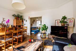 <p><span>Gelegen in een aangename en residentiële buurt in Jette, geniet dit appartement van een uitstekende ligging met tal van groene ruimtes en voorzieningen in de directe omgeving. Zo bevinden het prachtige Koning Boudewijnpark en het uitgestrekte Laarbeekbos zich op wandelafstand, ideaal voor ontspanning en recreatie. Daarnaast zijn winkels, scholen en het openbaar vervoer vlot bereikbaar. Het appartement is gelegen op de 5e en tevens laatste verdieping van een verzorgd gebouw met lift, wat garant staat voor rust en geen bovenburen. Bij het betreden komt u in een ruime inkomhal die centraal toegang biedt tot alle ruimtes. Aan de voorzijde bevindt zich een lichtrijke leefruimte met grote raampartijen. Achteraan vindt u een ruime, volledig uitgeruste keuken. Verder beschikt het appartement over een apart toilet, een badkamer met wastafel in meubel en ligbad met douchefunctie, en twee comfortabele slaapkamers. Tot slot is er een privatieve, ruime berging op het gelijkvloers. Het appartement is momenteel verhuurd aan een nette huurder, wat dit ook voor investeerders een interessante opportuniteit maakt met onmiddellijk rendement.</span><span> </span></p>