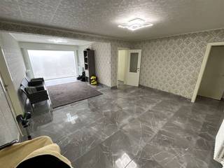 Welkom in het hart van Wevelgem, waar deze ruime en uitnodigende woning op u wacht. Met een bewoonbare oppervlakte van 215m² en een royaal perceel van 618m², biedt deze woning voldoende ruimte en comfort voor een gezin. Bij binnenkomst wordt u begroet door een stijlvolle hal die leidt naar de ruime woon- en eetkamer, die baadt in natuurlijk licht dankzij de grote ramen. De moderne, volledig uitgeruste keuken biedt directe toegang tot het terras. De vier comfortabele slaapkamers bieden genoeg plek voor het hele gezin, met de mogelijkheid om een kamer om te toveren tot een thuiskantoor of hobbyruimte. De badkamer is voorzien van moderne faciliteiten en zorgt voor het nodige comfort. Buiten vindt u een grote tuin. De garage biedt extra opslagruimte en veiligheid voor uw voertuig. Dichtbij alle voorzieningen, scholen en openbaar vervoer. Woning zit NIET onder de renovatie plicht!