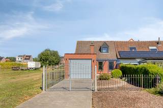 Op zoek naar een gezellige woning met een aangename buitenruimte en een uitstekende ligging in Grimbergen? Deze woning, gelegen aan de Priesterlindestraat 125, biedt een mooie basis voor starters, koppels of wie op zoek is naar een compacte woning met veel potentieel.<br /><br />De woning beschikt momenteel over één ruime slaapkamer, maar biedt de mogelijkheid om een tweede slaapkamer te creëren, waardoor de woning nog meer wooncomfort en flexibiliteit kan bieden.<br /><br />Bij het betreden van de woning komt u terecht in de hall die uitgeeft op de leefruimte en keuken. Verder beschikt de woning over een badkamer en een grote slaapkamer. De aanwezige indeling biedt bovendien mogelijkheden om de woning verder naar eigen smaak en behoeften in te richten.<br /><br />Een absolute troef is de ruime voortuin, waar u in alle rust kunt genieten van de buitenlucht. Daarnaast beschikt de woning over een garage en ruime oprit, wat zorgt voor extra comfort en een praktische parkeeroplossing.<br /><br />De woning beschikt over een EPC-label D, waardoor er geen renovatieverplichting van toepassing is. Bovendien is er geen asbest aanwezig in de woning.<br /><br />De eigendom wordt aangeboden via de Pre-sale formule. Op 02/09/2026 tussen 14:30 en 16:30 kan en op 03/09/2026 tussen 16:30 en 18:30u het huis op afspraak komen bezichtigen en een bod uitbrengen. De vermelde prijs is een instelprijs. Voor meer info, gelieve contact op te nemen met de dossierverantwoordelijke.<br /><br />De eigendom wordt aangeboden via de Pre-sale formule. Op 02/09/2026 tussen 14:30 en 16:30 kan u het huis op afspraak komen bezichtigen en een bod uitbrengen. De vermelde prijs is een instelprijs. Voor meer info, gelieve contact op te nemen met de dossierverantwoordelijke.<br /><br />Bestuursmaatregelen in het maatregelenregister: nee