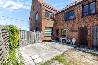 <p>Deze karaktervolle woning biedt vandaag 3 volwaardige slaapkamers, met de mogelijkheid om eenvoudig een 4de slaapkamer te creëren.<br />Op het gelijkvloers beschikt de woning over een charmante inkomhal, lichtrijke leefruimte, geïnstalleerde keuken (met toegang tot de kelder 15,5m²), ruime eetplaats en buiten een koer (met buitenberging en afzonderlijke wasplaats). Boven zijn er 3 ruime slaapkamers, 1 badkamer (met toilet) en 1 hele ruime zolder (toegankelijk met vaste trap).</p><p>EPC-label F: renovatieverplichting van toepassing<br />Parkeerplaats voor 3 auto's<br />3 ruime slaapkamers, uitbreidbaar naar 4<br />Ruime zolder (met vaste trap!)<br />Praktische droge kelder</p><p>Dankzij de halfopen bebouwing geniet u van extra lichtinval en tal van renovatiemogelijkheden om van deze woning een eigentijdse en comfortabele thuis te maken.<br />Bent u op zoek naar een woning met karakter, ruimte en de mogelijkheid om uw eigen woondroom te realiseren? U kan ons bereiken op 0479/ 46. 26. 52.</p>