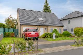 <p>immo DAVID stelt voor: ruime viergevelwoning met vier slaapkamers, tuin en garage in Zellik.</p>
<p>Via de inkomhal komt u in de ruime en lichtrijke woonkamer van 35 m², die aansluit op de keuken. Vanuit de keuken heeft u toegang tot een praktische wasplaats, die tevens kan worden gebruikt als bergruimte. Via de wasplaats bereikt u rechtstreeks de inpandige garage, wat zorgt voor extra comfort en praktische opbergruimte. Voor de inpandige garage bevindt zich nog een buitenstaanplaats. Op het gelijkvloers bevindt zich eveneens een apart gastentoilet. Op de eerste verdieping bevinden zich vier slaapkamers van respectievelijk 12 m², 11 m² , 12 m² en 11 m². Daarnaast beschikt deze verdieping over een badkamer en een apart toilet. De woning beschikt bovendien over een ruime zolder, die ideaal kan worden aangewend als extra bergruimte. Een absolute troef van deze woning is de grote, aangelegde en zuidwestgerichte tuin met terras. Ook de ligging is bijzonder interessant. De woning bevindt zich op slechts 1 km van de autosnelweg, 550 m van het station van Zellik en op 500 m van winkels en scholen. Het UZ Brussel bevindt zich op 3500 m en de fietssnelweg op 100 m van deze woning. Hierdoor geniet u van een vlotte bereikbaarheid. Bent u op zoek naar een ruime woning met vier slaapkamers, garage, zolder en een mooie tuin op een gunstige locatie? Maak vandaag nog uw afspraak en ontdek deze woning zelf. Misschien wordt u wel de nieuwe huurder!</p>