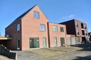 Nieuwbouwwoning in een nieuw woonproject met 4 slaapkamers !Inkom , apart toilet , woonkamer met open keuken , berging . Verdiep : Nachthal , 3...