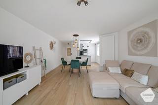 Op de <strong>tweede</strong> <strong>verdieping</strong> ontdekt u dit prachtig en volledig <strong>gerenoveerde</strong> <strong>appartement</strong> met een bewoonbare oppervlakte van <strong>85 m².</strong> De <strong>uitstekende</strong> <strong>ligging</strong>, op wandelafstand van winkels, het centrum én het strand, maakt deze eigendom bijzonder interessant voor wie op zoek is naar een vaste woonplaats, een tweede verblijf of een interessante investering.<br /><br />Bij het binnenkomen wordt u verwelkomd in een ruime inkomhal die rechtstreeks toegang geeft tot de <strong>aangename</strong> en <strong>lichtrijke</strong> <strong>leefruimte</strong>. Deze sluit mooi aan op de <strong>open</strong> <strong>keuken</strong>, die modern werd ingericht en <strong>volledig</strong> <strong>uitgerust</strong> is met de nodige toestellen en hedendaags comfort. Naast de keuken bevindt zich een handige berging, voorzien van <strong>aansluitingen</strong> voor een <strong>wasmachine</strong> en <strong>droogkast</strong>.<br />Het appartement beschikt daarnaast over <strong>twee</strong> <strong>ruime</strong>, <strong>volwaardige</strong> <strong>slaapkamers</strong>. De stijlvolle <strong>badkamer</strong> werd uitgerust met een dubbele lavabo en een praktische <strong>inloopdouche</strong>. Een afzonderlijk gastentoilet zorgt voor extra comfort.<br /><br />Dankzij de recente totaalrenovatie geniet u hier van een hoogwaardige afwerking en een eigentijdse woonkwaliteit. Het appartement is bovendien volledig instapklaar en beschikt over een <strong>gunstige</strong> <strong>EPC</strong>-<strong>score</strong> en een <strong>conforme</strong> <strong>elektrische</strong> <strong>keuring</strong>.<br /><br />Als bijkomende troef beschikt de eigendom over een <strong>ruime</strong> <strong>kelderberging</strong>, ideaal voor het stockeren van fietsen, materiaal of andere persoonlijke spullen. Een belangrijke <strong>extra</strong> mogelijkheid is dat er ook een <strong>autostaanplaats</strong> kan <strong>worden</strong> <strong>aangekocht</strong>.<br /><br />Kortom, dit appartement combineert ruimte, comfort, een hoogwaardige renovatie en een bijzonder gegeerde ligging in Blankenberge. Zowel als vaste woonst, tweede verblijf als investering biedt deze eigendom tal van mogelijkheden.