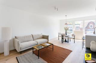 <p><span>Prachtig gerenoveerd appartement met 2 slaapkamers en gemeenschappelijke tuin te Pulhof!</span></p><p><span>Met véél passie en know-how werd dit stijlvol pareltje zopas hoogwaardig en energetisch (EPC B) gerenoveerd. Op deze absolute toplocatie in hartje Pulhof is het aangenaam, rustig en kwalitatief wonen op de 2e verdieping van een prima onderhouden en kleinschalig gebouw. Winkels, parken, scholen, horeca, sportfaciliteiten, openbaar vervoer en invalswegen zijn steeds vlakbij. Ook het bruisende Antwerpen is slechts een boogscheut verwijderd. Bent u op zoek naar een appartement boordevol karakter in een hedendaags jasje en met de nodige buitenruimte daarbovenop? Zoek niet langer, vraag een bezoek aan voor dit pand en uw verwachtingen zullen ongetwijfeld worden ingelost. </span></p><p><span> </span></p><p><span>Inkomhal, leefruimte &amp; keuken:</span></p><p><span>U betreedt dit fabelachtig appartement via de inkomhal met veiligheidsdeur, videofoon en voldoende plek voor uw vestiaire. Het oog valt meteen op de trendy tussendeur met "gietijzeren-look" alsook op de magnifieke parketvloer die naadloos werd doorgelegd in heel het appartement. De natuurlijke lichtinval accentueert de charme van de eigentijdse leefruimte met open keuken. Een harmonieus geheel waar u een gezellig salon perfect kan combineren met uw eetkamer. De moderne keuken met sublieme "Mortex" afwerking omvat een eiland met zitgedeelte en is voorzien van kwalitatieve toestellen (inductievuur, dampkap, oven, vaatwasser en koelkast met vriesvak). U kan tijdens het koken steeds genieten van uw gezin en/of gezelschap en ook aan werk- en opbergruimte is hoegenaamd geen gebrek.</span></p><p><span> </span></p><p><span>Slaapkamers, badkamer, toilet &amp; wasruimte:</span></p><p><span>Beide slaapkamers liggen eveneens op parket en situeren zich aan de nog rustigere achterzijde van het gebouw zodoende uw nachtrust en privacy gegarandeerd zijn. Ook in de oogstrelende badkamer speelt de "Mortex' afwerking een prominente rol. Ze voorziet in een weelderige XL-inloop-/regendouche met prachtige wandtegels, een omvangrijk wasmeubel met 2 waskommen en matching watervalkranen en spiegel, een handdoek-radiator en mechanische ventilatie. Het toilet met handenwasser en mechanische ventilatie is apart. En plus is er ook een wasruimte die tevens extra opbergruimte biedt en de nieuwe HR condensatieketel (Vaillant) huisvest.</span></p><p><span> </span></p><p><span>Terras, gemeenschappelijke tuin, kelder &amp; garage:</span></p><p><span>Het inpandige terras is de ideale plek om zowel bij goed als minder goed weer te kunnen genieten van een welverdiend aperitief na een drukke werkdag. Ziet u het toch iets groter, geen enkel probleem, de gemeenschappelijke tuin biedt alle units de mogelijkheid om deze riante buitenruimte ten volle te benutten. Denk maar aan een lekkere BBQ, een feestje met familie of vrienden of simpelweg genieten van het zonnetje. Een privatieve kelderberging is inbegrepen. De omvangrijke garage biedt dan weer plek voor 2 wagens in combinatie met meerdere fietsen en veel extra opbergruimte. De garage is optioneel (€ 50.000).</span></p><p><span> </span></p><p><span>Extra troeven:</span></p><p><span>- Mobiscore 9,4/10</span></p><p><span>- Lichtrijk en ruimtelijk</span></p><p><span>- EPC B</span></p><p><span>- Driedubbele HR ramen</span></p><p><span>- Dak- en achtergevelisolatie</span></p><p><span>- HR condensatieketel 2025</span></p><p><span>- Elektriciteit conform</span></p><p><span>- Incl. designverlichting</span></p><p><span>- Terras &amp; gemeenschappelijke tuin<br />- Kelder en optionele garage</span></p><p><span>- Geen syndicus</span></p><p><span>- Geen maandelijkse lasten</span></p><p><span>- Individuele meters</span></p>