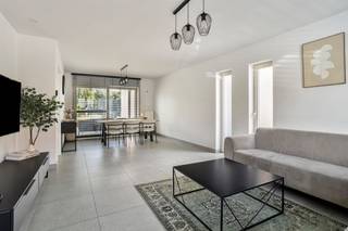 <p><span><span>Deze energiezuinige halfopen bebouwing, gebouwd in 2007, is gelegen in de Breendonkstraat te Willebroek. </span></span></p><p><span><span>Bij het betreden van de woning komt u in een inkomhal met vestiaire en gastentoilet. De lichtrijke woonkamer geniet van een aangenaam zicht op de tuin en biedt directe toegang tot het terras. Aansluitend bevindt zich de volledig ingerichte keuken. Naast de keuken is er een praktische bergruimte met veel opbergruimte. Verder beschikt het gelijkvloers over een garage met een automatische poort en plaats voor wasmachine en droogkast. Daarnaast zijn er ook meerdere parkeermogelijkheden voorzien voor de woning. </span></span></p><p><span><span>Op de eerste verdieping bevinden zich drie slaapkamers en een badkamer. Via een uittrekbare trap bereikt u de zolderverdieping, die tal van mogelijkheden biedt voor het creëren van een extra slaapkamer, kantoor, hobbyruimte of als extra opslagruitme.  In de zonnige tuin is het  aangenaam vertoeven in alle rust en privacy. De woning is uitgerust met 14 zonnepanelen. </span></span></p>