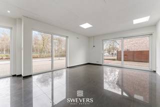 Interesse? Meer informatie op www.SWEVERS.be. - Dit verzorgde handelspand op het gelijkvloers, gelegen in de Rode Kruisstraat 2 in Heusden-Zolder, combineert een strategische ligging met rust en comfort. Het pand dateert van 2006, verkeert in goede staat en is dankzij zijn neutrale uitstraling geschikt voor diverse commerciële activiteiten.<br /><br />Met een bruikbare oppervlakte van ca. 120 m² biedt het voldoende ruimte en flexibiliteit, aangevuld met een praktische keuken van 12,6 m². Het pand is uitgerust met alarm, rookdetectoren, internetaansluiting en een lift, wat zorgt voor veiligheid en gebruiksgemak.<br /><br />De locatie is uitstekend bereikbaar: openbaar vervoer op 150 meter, nabij scholen, winkels en horeca, en vlotte aansluiting op de snelweg op 3,5 km. Ondanks de centrale ligging bevindt het pand zich in een rustige straat met voldoende gratis parkeergelegenheid.<br /><br />Dankzij het gunstige EPC-label blijven de energiekosten beperkt. Het handelspand is onmiddellijk beschikbaar en vormt een ideale uitvalsbasis voor ondernemers die snel en professioneel willen starten in Heusden-Zolder. Bel ons vandaag nog voor een persoonlijke rondleiding. Wij van Swevers Real Estate helpen je maar al te graag verder. tel. 011 255 155. Bron bewoonbare oppervlakte: EPC-verslag.