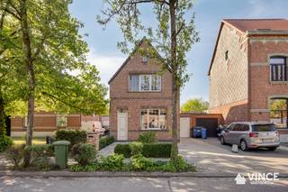 Ben je op zoek naar een gezellige woning met een warme uitstraling én een uitstekende ligging? Deze charmante gezinswoning bevindt zich in een...